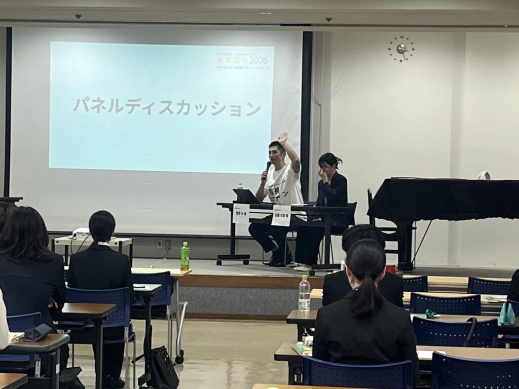 NPO法人ドットジェイピー主催「未来国会2026 宮城大会」での首長マガジン編集長・菅野の講評の様子